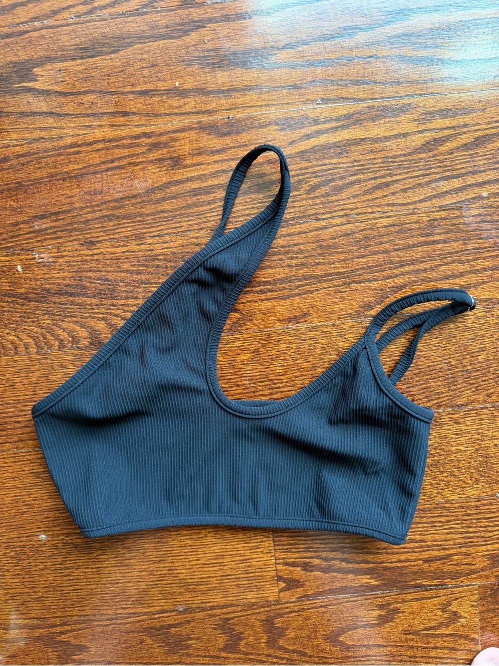 Black cut out asymmetric crop top edikted